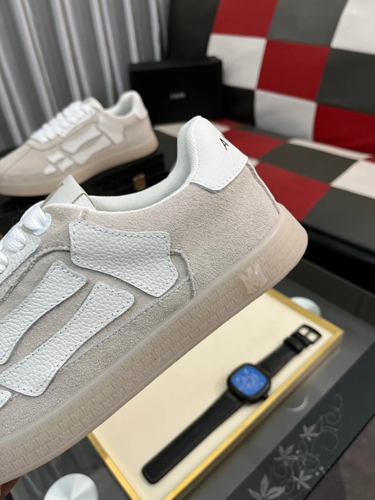 Men's shoes 💰420⌚️⌚️《AMIR*》New men's low-top casual sports sneakers bone shoes, another pair of irresistible bone shoes. Bone shoes are one of AMIRI's most popular items. They use first-layer cowhide uppers. The side bones are made of two cowhide laminations. They have a three-dimensional feel. The leather incisions are all oil-edged. Contrasting color design. Simple style. Fashionable sports. Customized metal LOGO nameplate to embellish shoelaces. Exclusive control of top version. Supports comparison. Breathable mesh lining Original rubber outsole A must-have item for daily leisure Suitable for various occasions Check it out if you are looking for high quality Super cool uppers Size: 38-445️⃣ Colors available